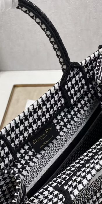 c94de5a4cbaefcedb1d7ea3fd394eec3